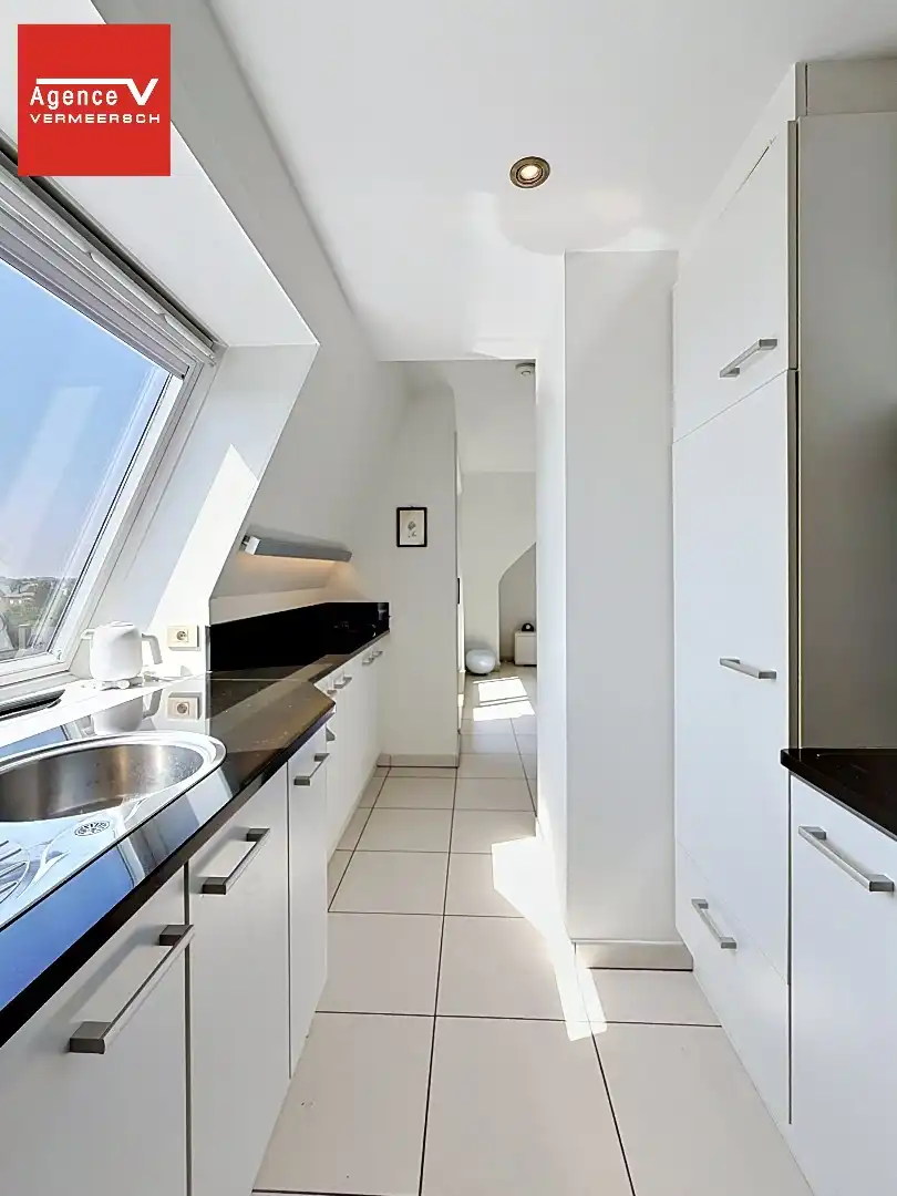 Stijlvol appartement met panoramisch verzicht op het hinterland.  foto 8