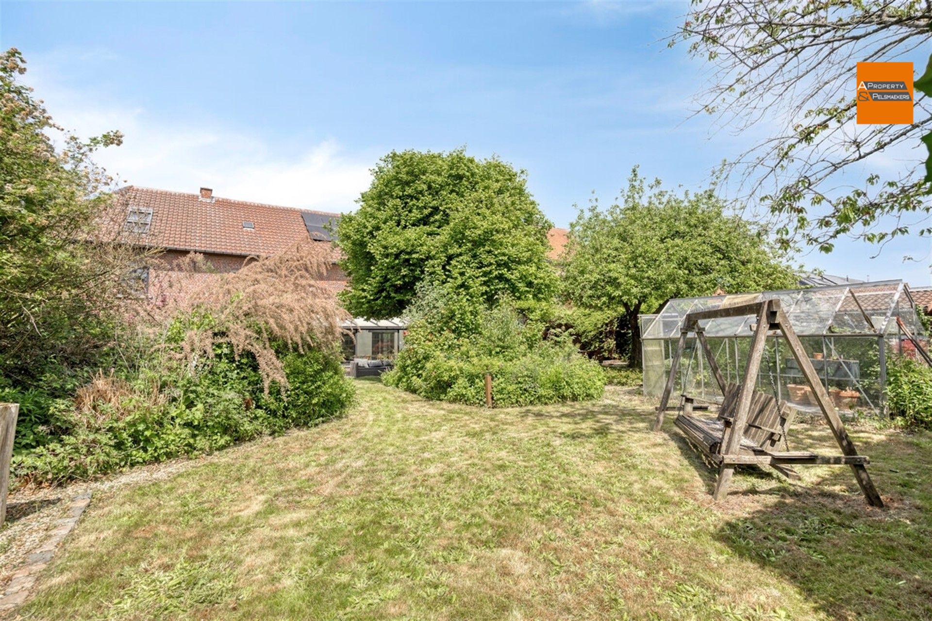 Eigendom met karakter en ruimte, 4 slaapkamers en  prachtige tuin foto 35