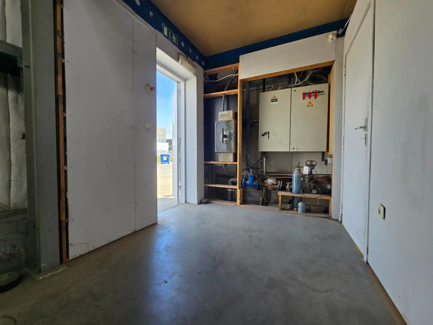 Ruime magazijn-/bedrijfsruimte van ca. 1.200 m² met 5 sectionaalpoorten en 3 laadkades op goed bereikbaar industrieterrein foto 24