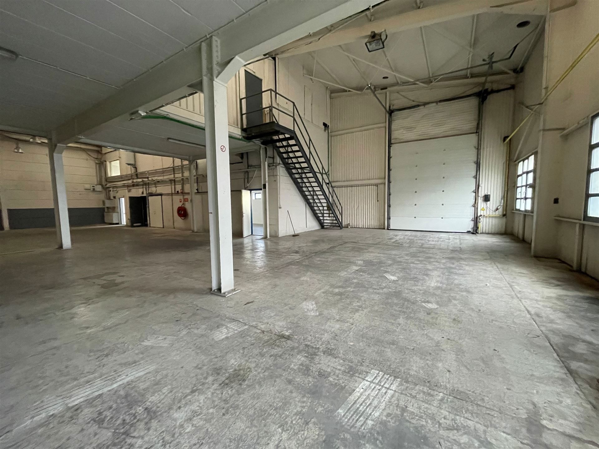 Kontich Satenrozen magazijn 700m² met kantoor 140m² foto 2