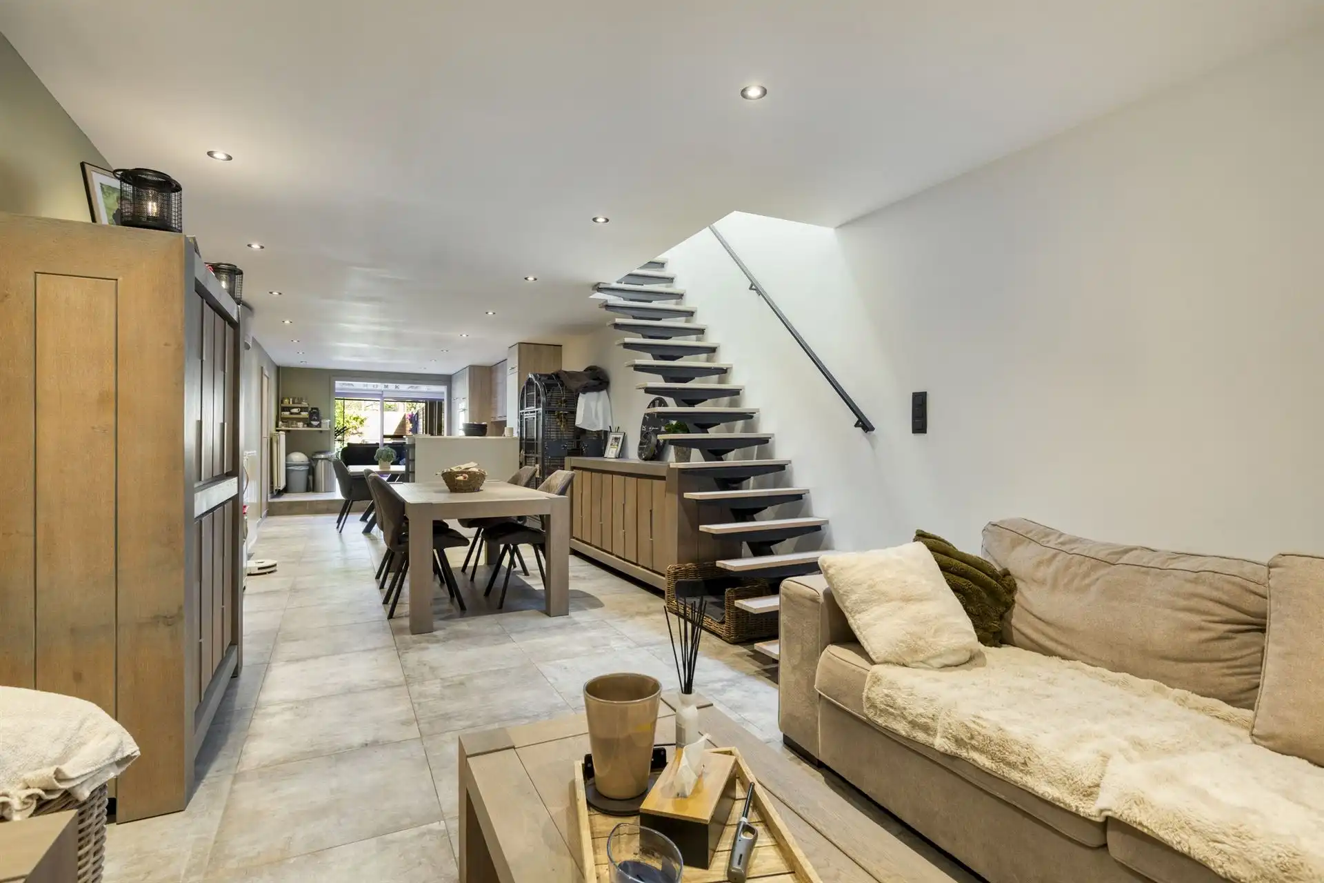 Ruime woning met handelsruimte(57m²)en opslagruimte(462m²). foto 7