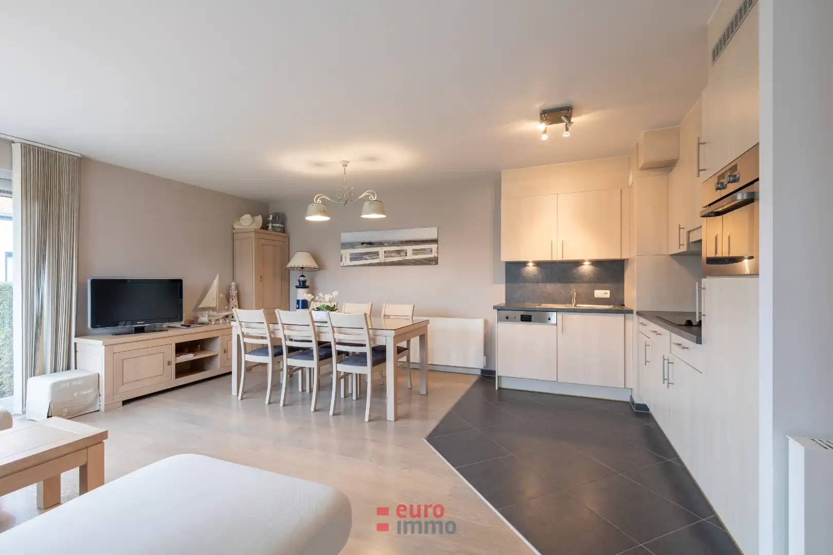 Lichtrijk hoekappartement met zonnige tuin en verwarmd buitenzwembad foto {{pictureIndex}}