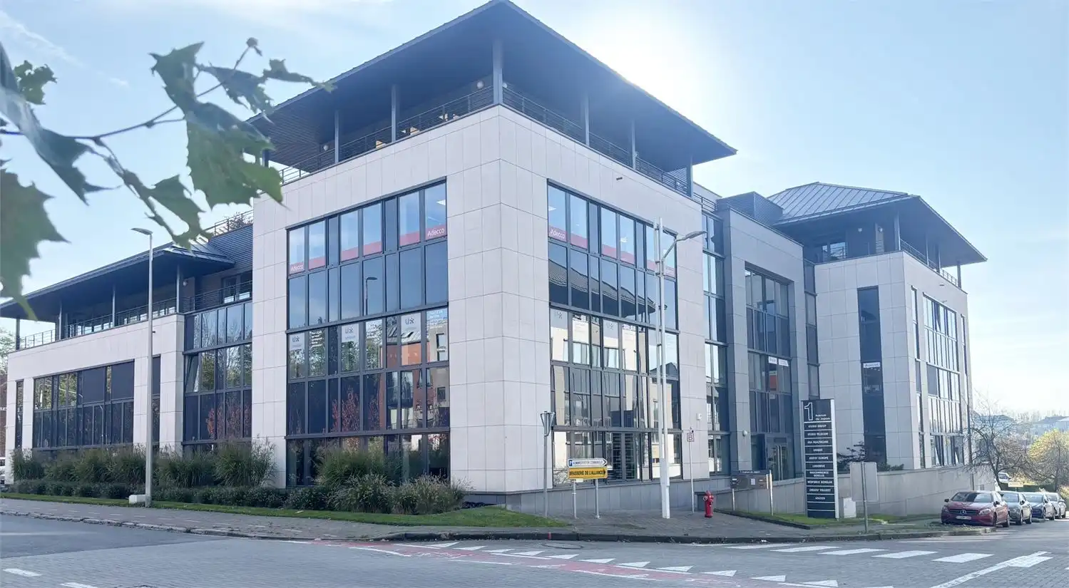 INSTAPKLARE KANTOORRUIMTE MET4 PARKINGS foto {{pictureIndex}}