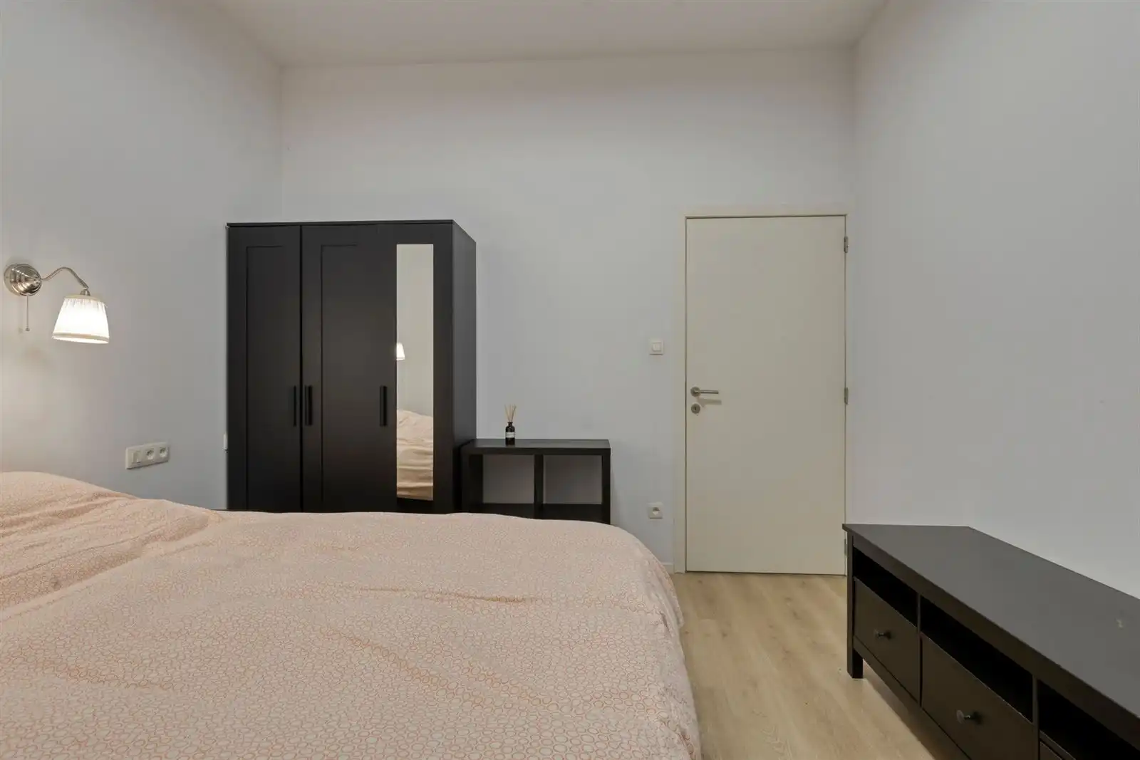 VOLLEDIG GERENOVEERD & GEMEUBELD APPARTEMENT IN HET HART VAN DE DIAMANTBUURT foto 10