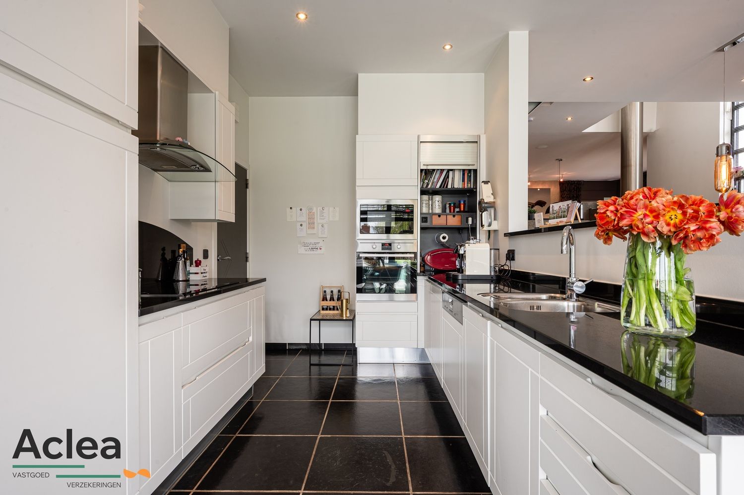 Moderne instapklare villa met zwembad en poolhouse foto 14
