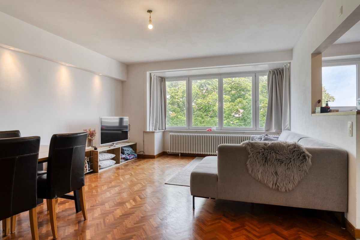Goed onderhouden, ruim twee slaapkamer appartement met terras foto {{pictureIndex}}