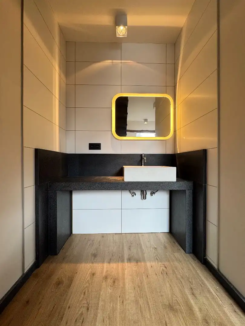 een ruim woonhuis op en met grond foto 19