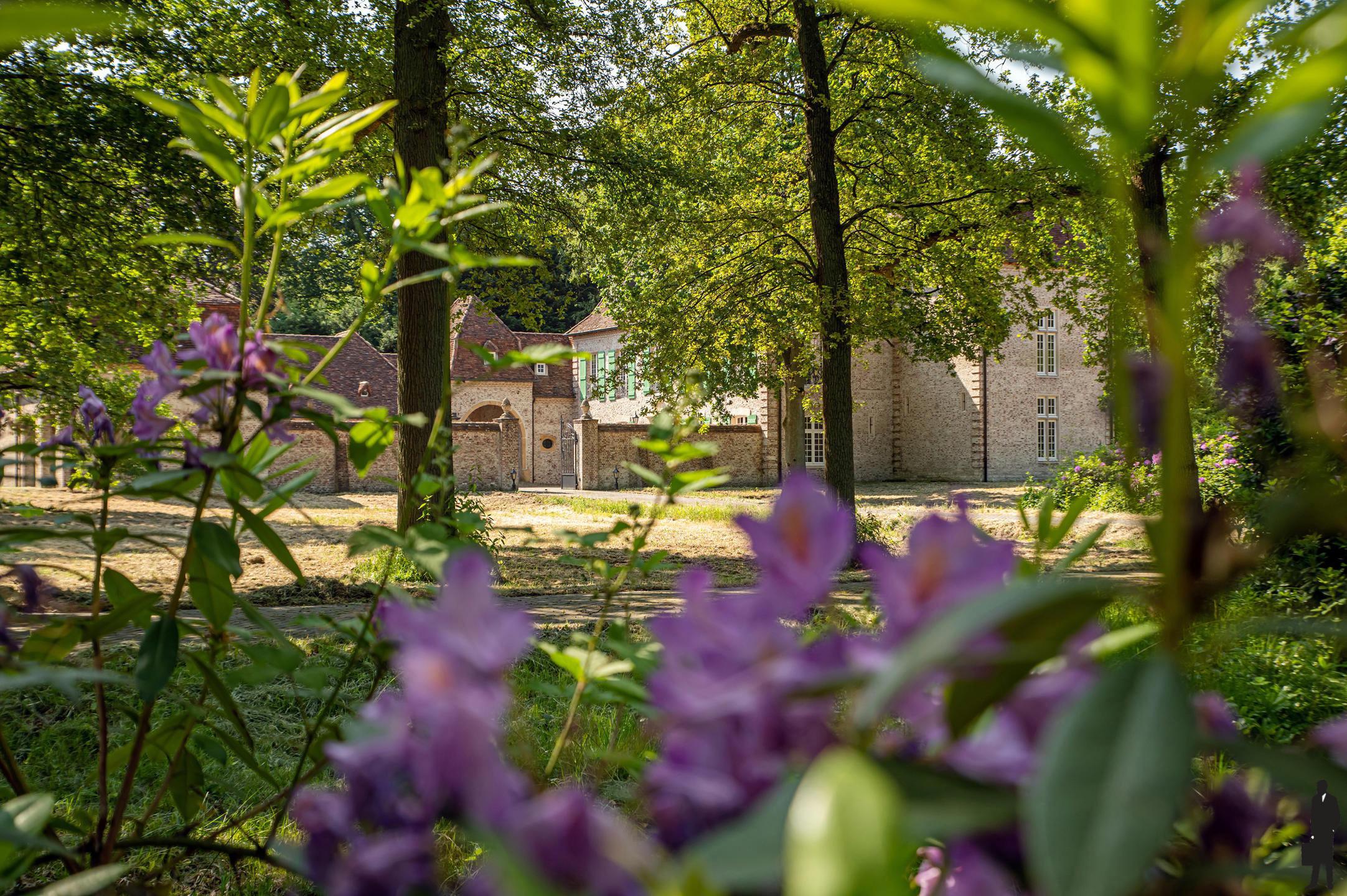 Uniek perceel met U-vorm woning, wellness én conciërgewoonst / zorgwonen en dit op ca. 2.8 hectare! foto 5