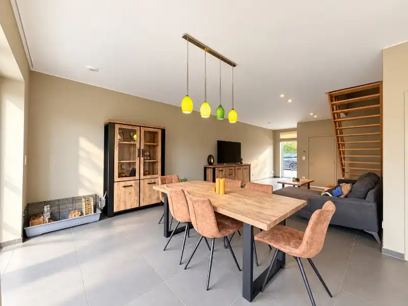 Moderne lage-energiewoning met mooie tuin en garage in een rustige woonwijk foto 3