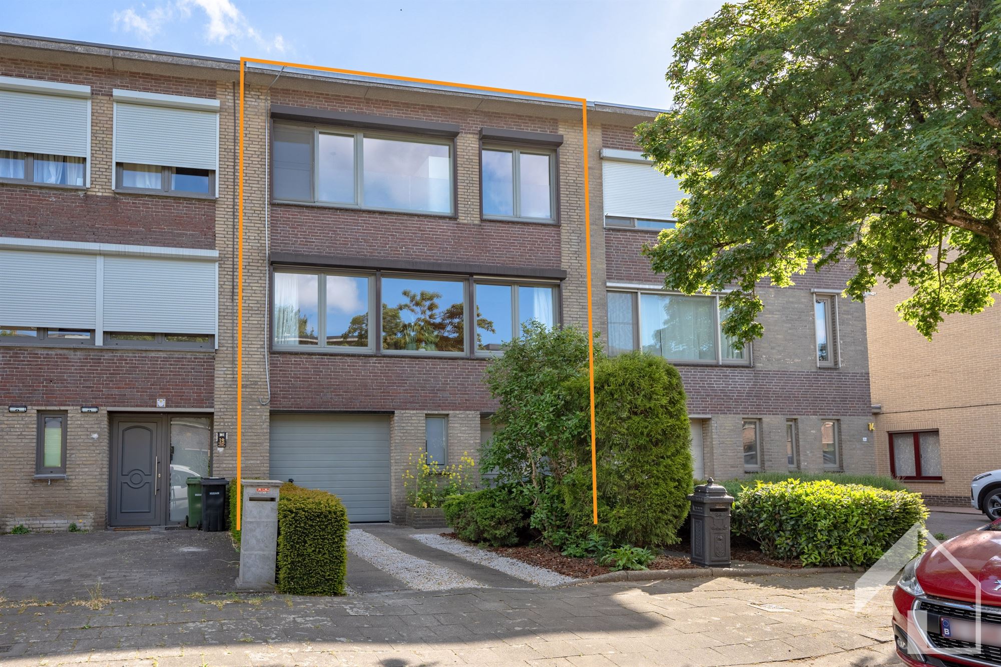 Instapklare ruime woning met tuin, garage en 4 slaapkamers foto {{pictureIndex}}