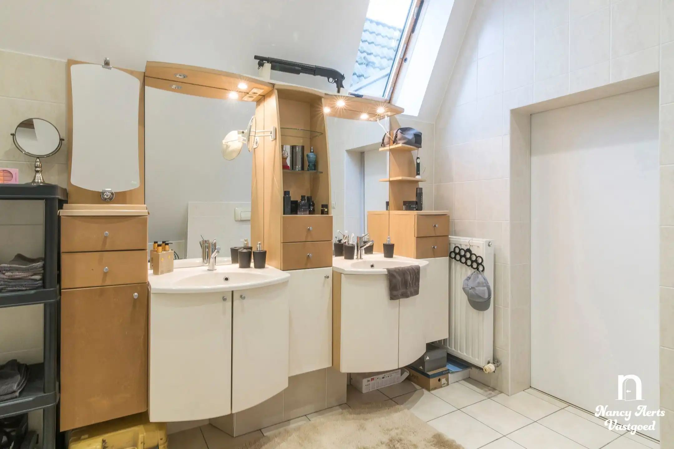 Veelzijdige woning met royale ruimtes en zwembad foto 15