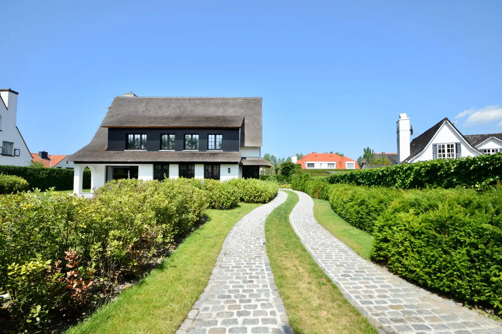 Alleenstaande villa uitzonderlijk rustig gelegen in een groene omgeving, aan de rand van het Zoute vlakbij de Kalfsmolen en de Graaf Jansdijk. foto 4