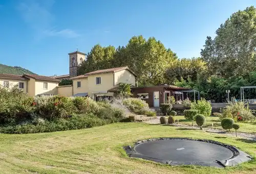 Gezellig Vakantiehuis met Uitzicht op Zwembad foto {{pictureIndex}}