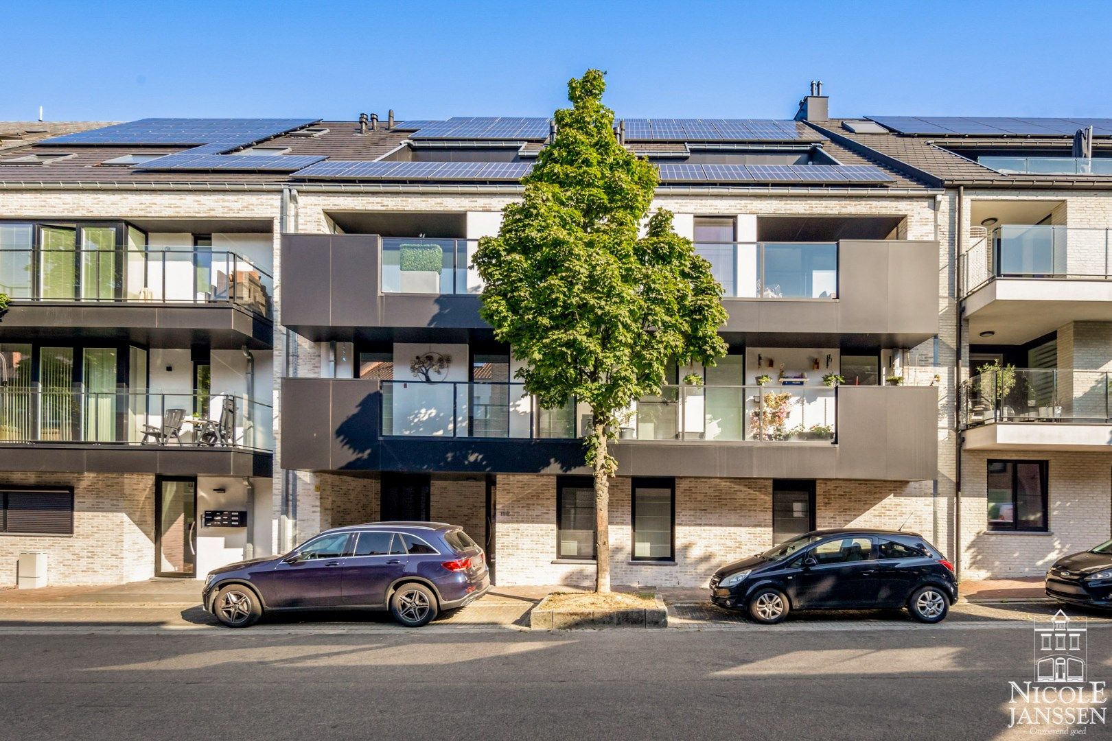 Gelijkvloers appartement met terras, twee bergingen en autostandplaats foto 2