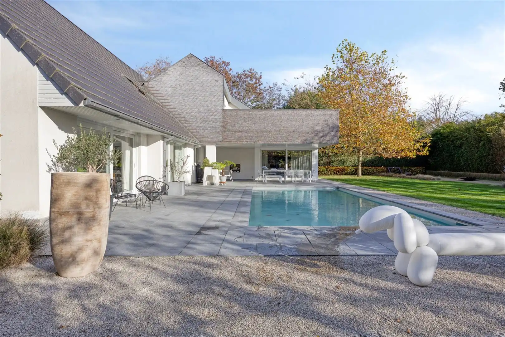 Rustig gelegen, luxueus afgewerkte villa met zwembad en 5 slaapkamers. foto 6