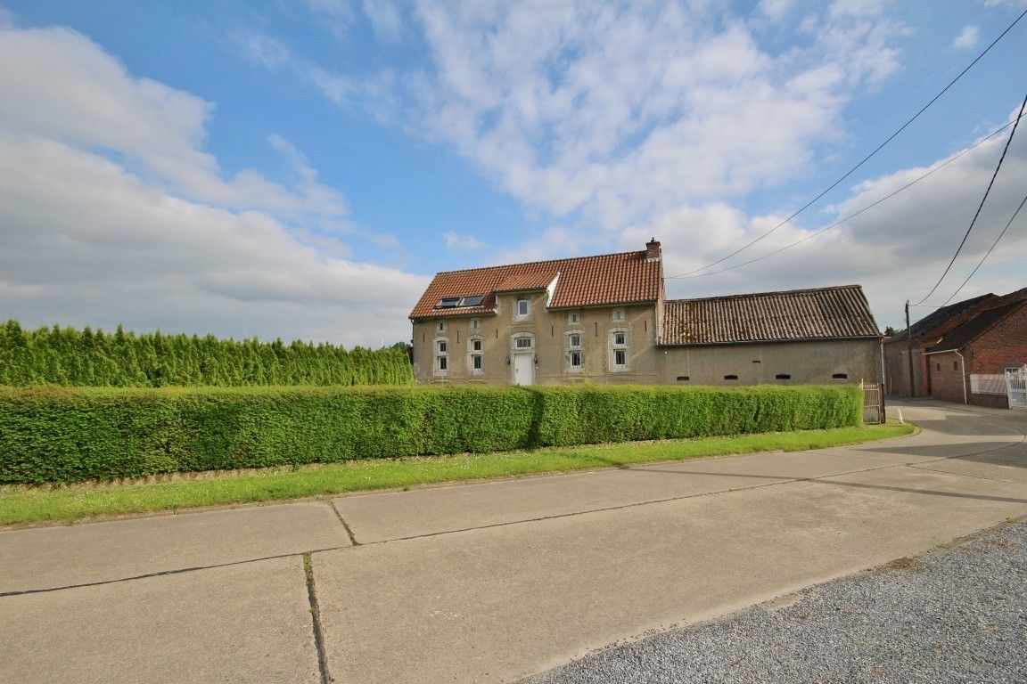 Charmante ruime hoeve met 3 slaapkamers nabij de E40 foto {{pictureIndex}}