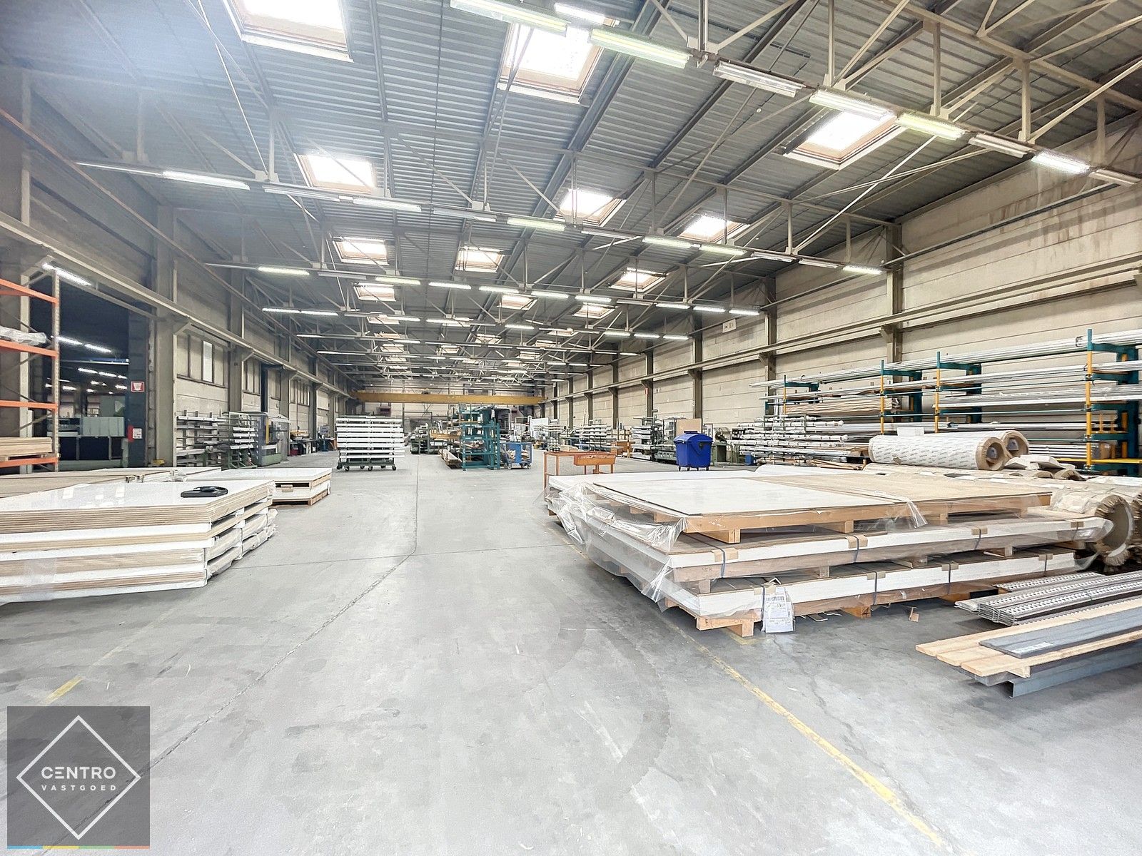 Instapklaar BEDRIJFSGEBOUW met 2 sectionaalpoorten, een vrije hoogte van 7m (nok 9m) en verhard koer (buitenstockage - Parkings). Op industriezone "Herdersbrug" te Brugge. foto 4