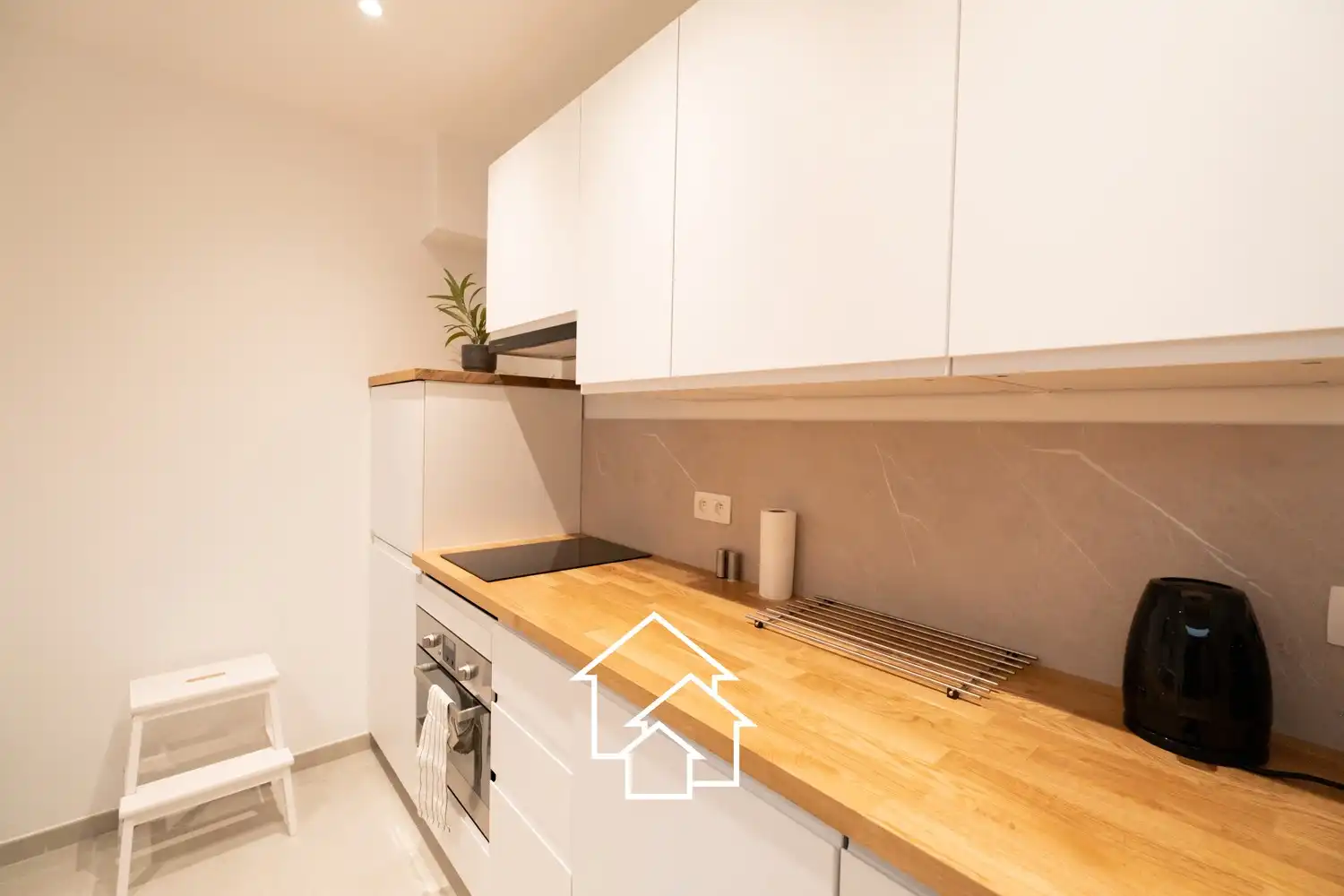 Gemeubileerd appartement met kleine binnenplaats in de wijk rond de vijvers van Ixelles. foto 19