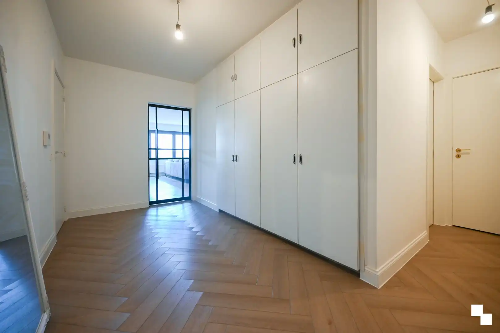 Volledig gerenoveerd appartement met drie slaapkamers te centrum Izegem foto 2
