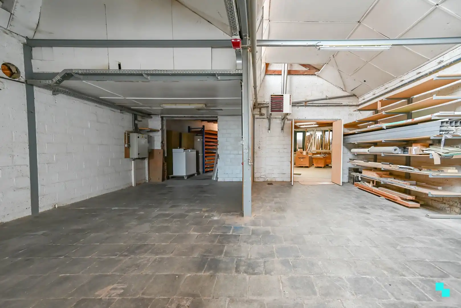 Gunstig gelegen werkplaats / magazijn met bureel en diverse parkeergelegenheid foto 6