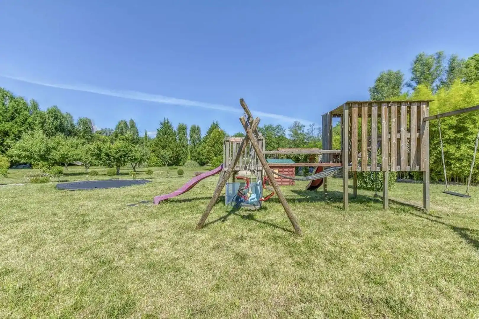 Gezellig Vakantiehuis met Uitzicht op Zwembad foto 2