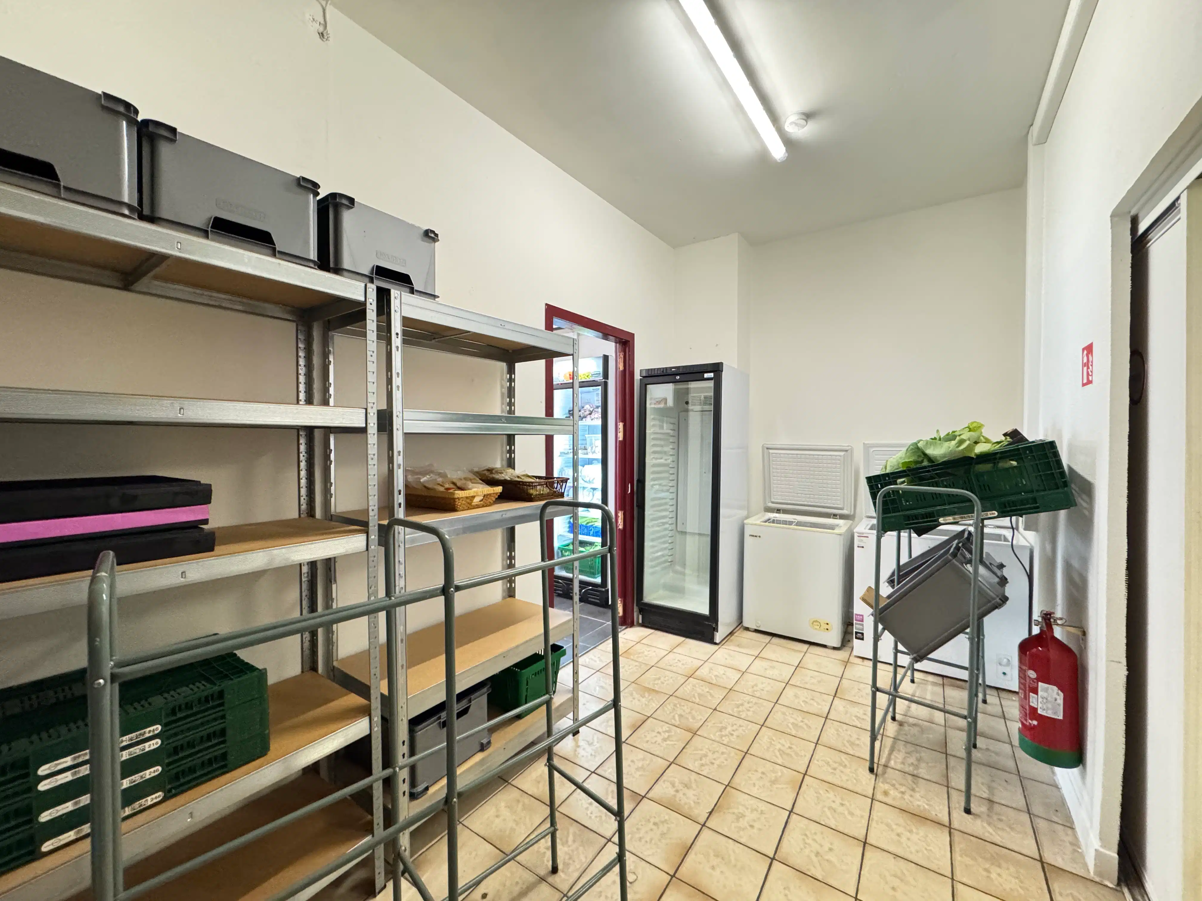 Handelsgelijkvloers 60m² aan drukke invalsweg Oostende foto 9
