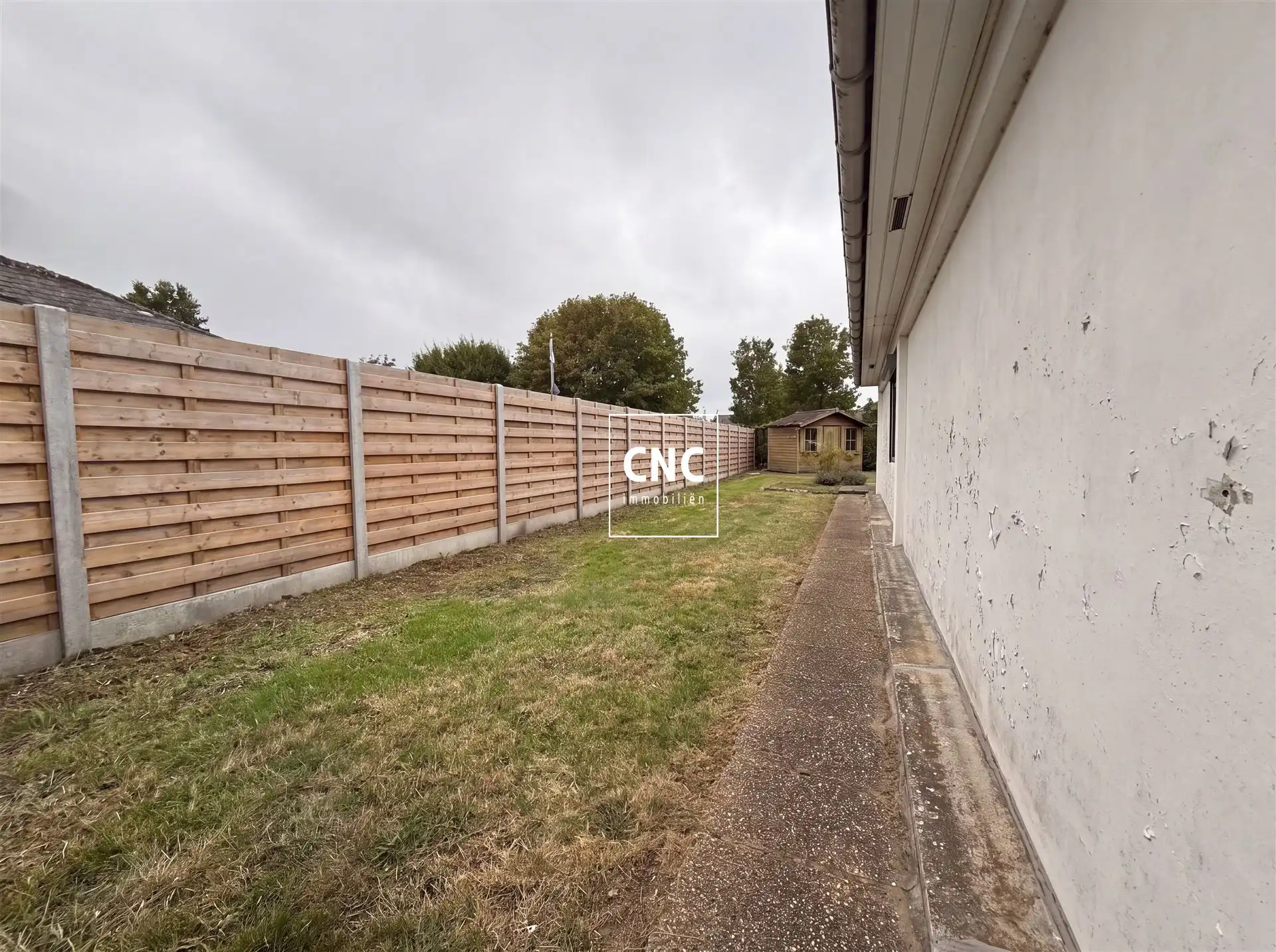 Halfopen bebouwing met 3 slaapkamers en grote tuin foto 9