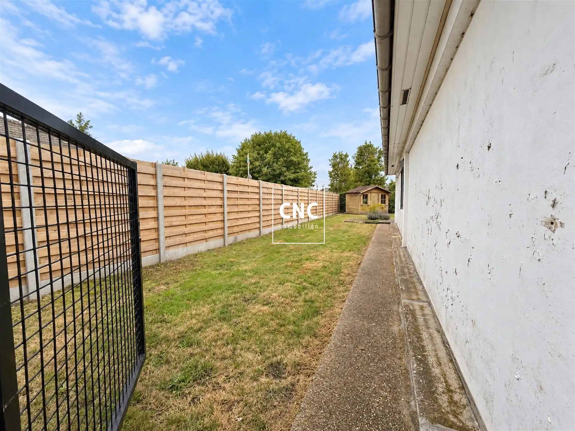 Halfopen bebouwing met 3 slaapkamers en grote tuin foto 9