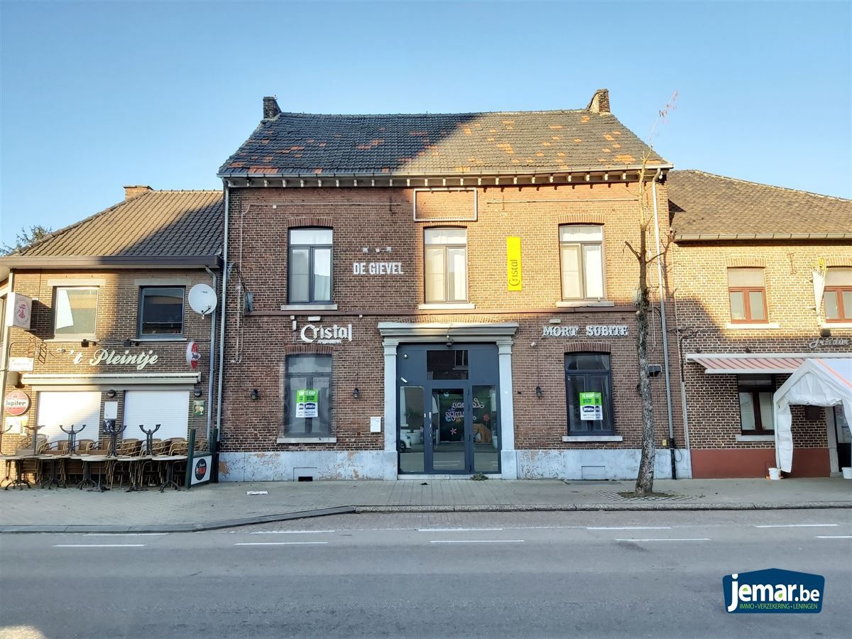 Karakteristiek handelspand met woonst op commerciële ligging te Maasmechelen! foto {{pictureIndex}}