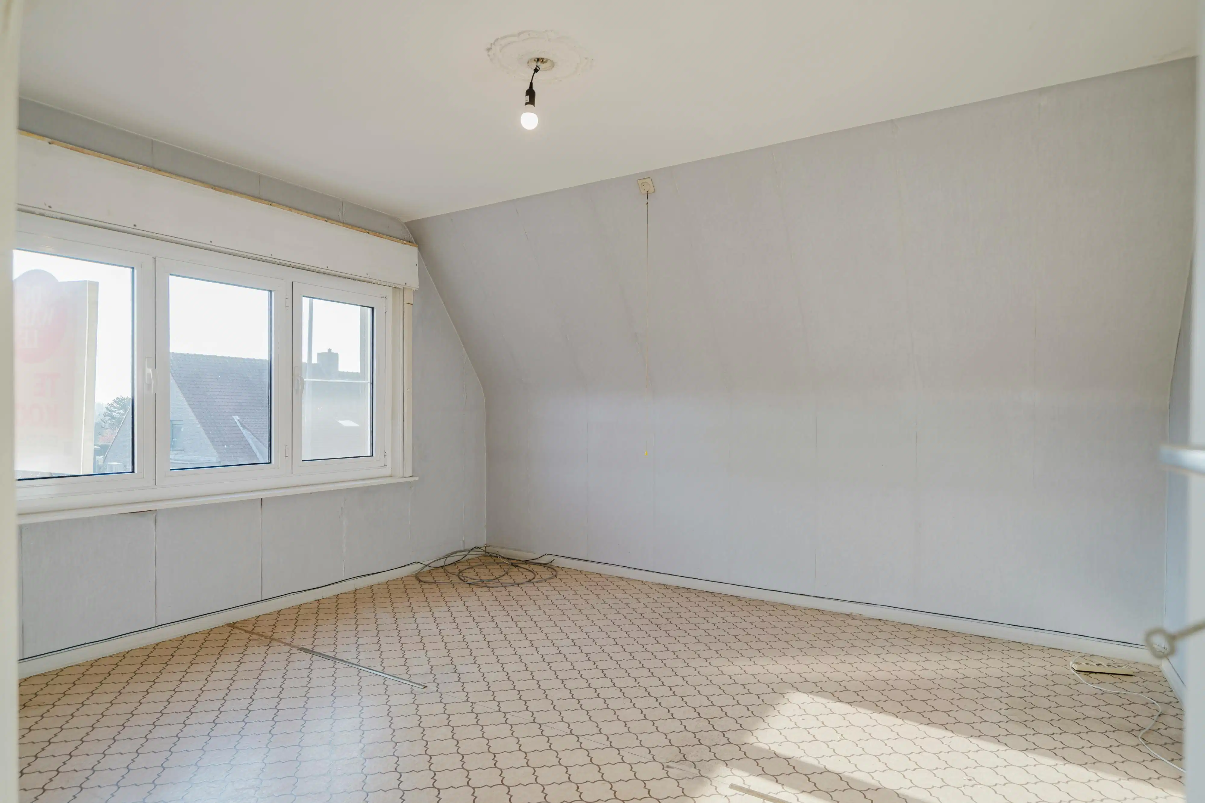 Ruim huis te koop op groot perceel, enorm potentieel foto 12