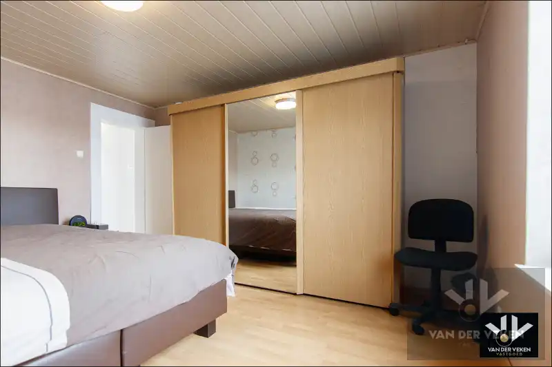 Knap afgewerkte, energiezuinige en ruime woning met vier slaapkamers, guesthouse/praktijkruimte op een centrale (maar toch bosrijke!) locatie te As foto 16