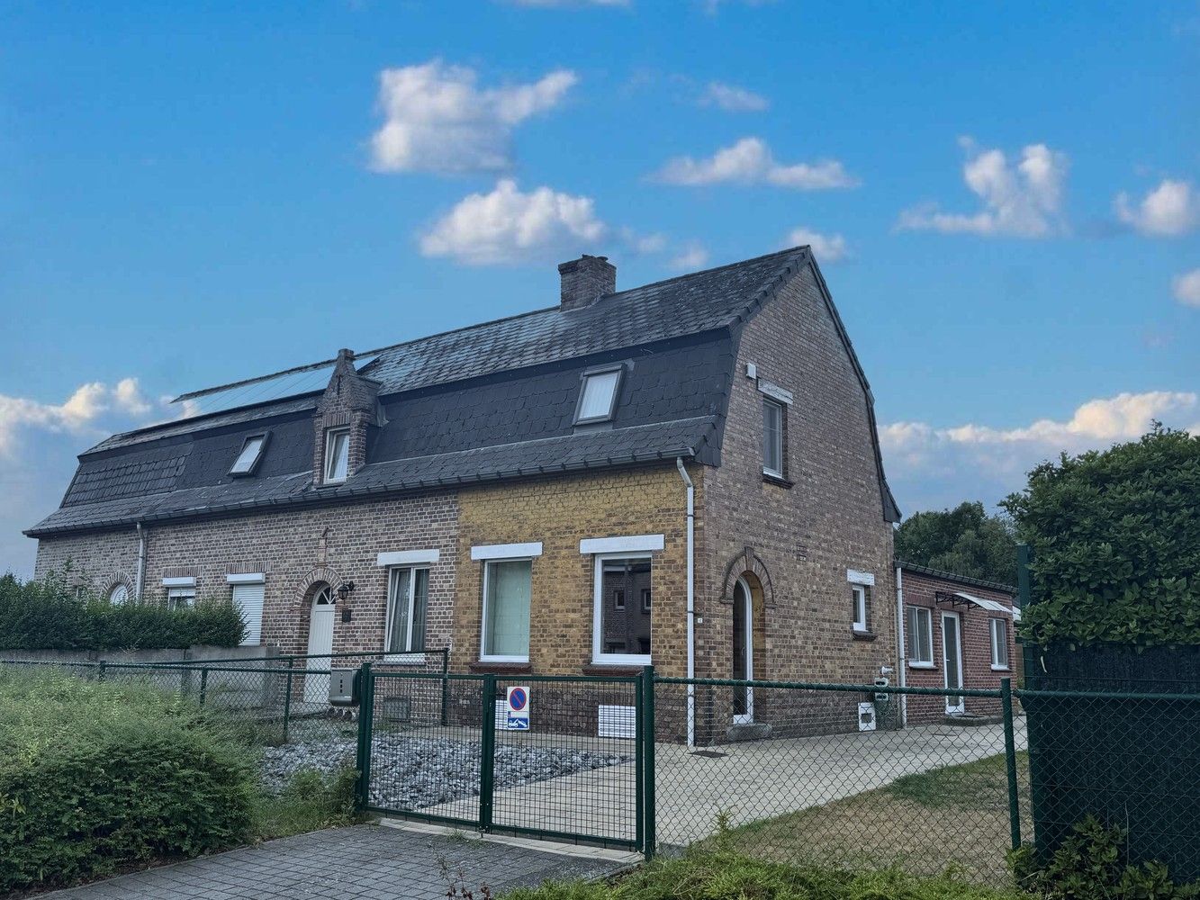 🏡 Charmante woning met tuin en 3 verdiepen in hartje Genk foto {{pictureIndex}}