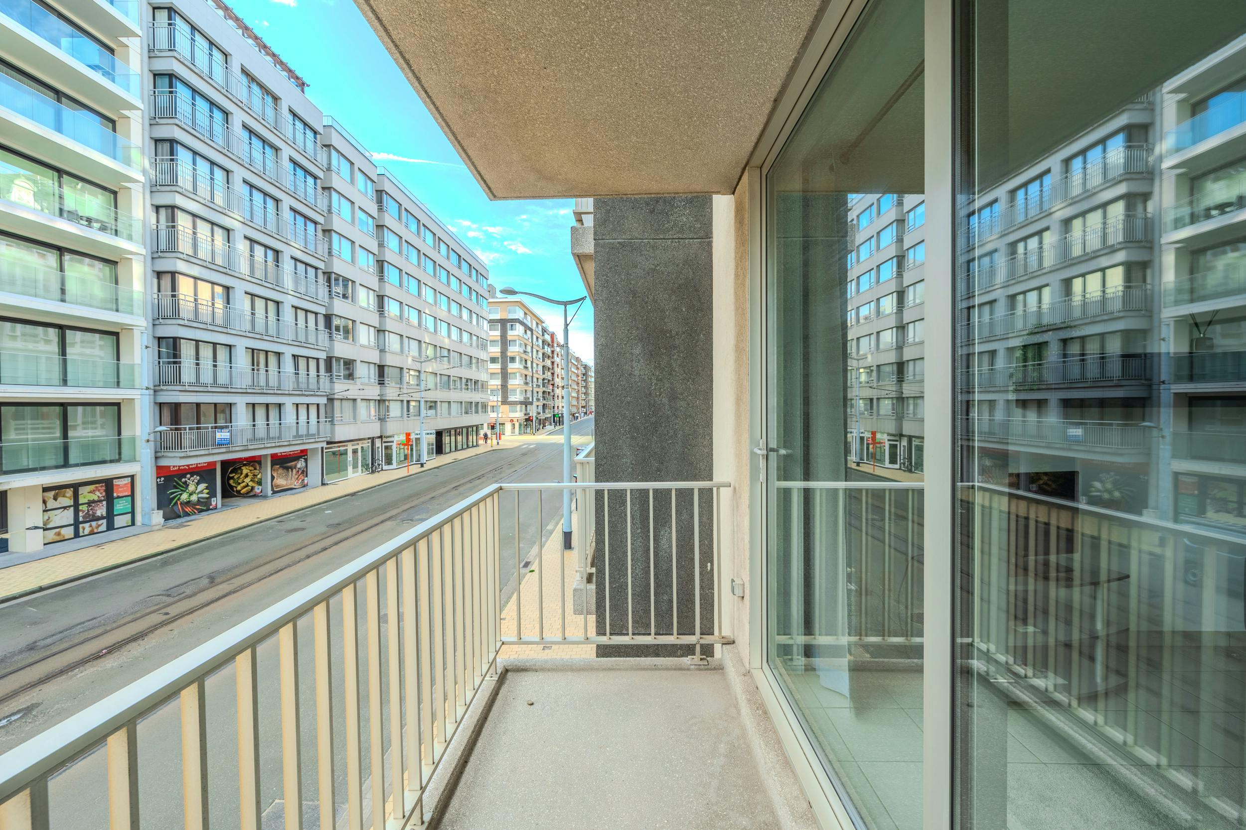 Instapklaar appartement met twee slaapkamers te centrum Middelkerke! foto 7