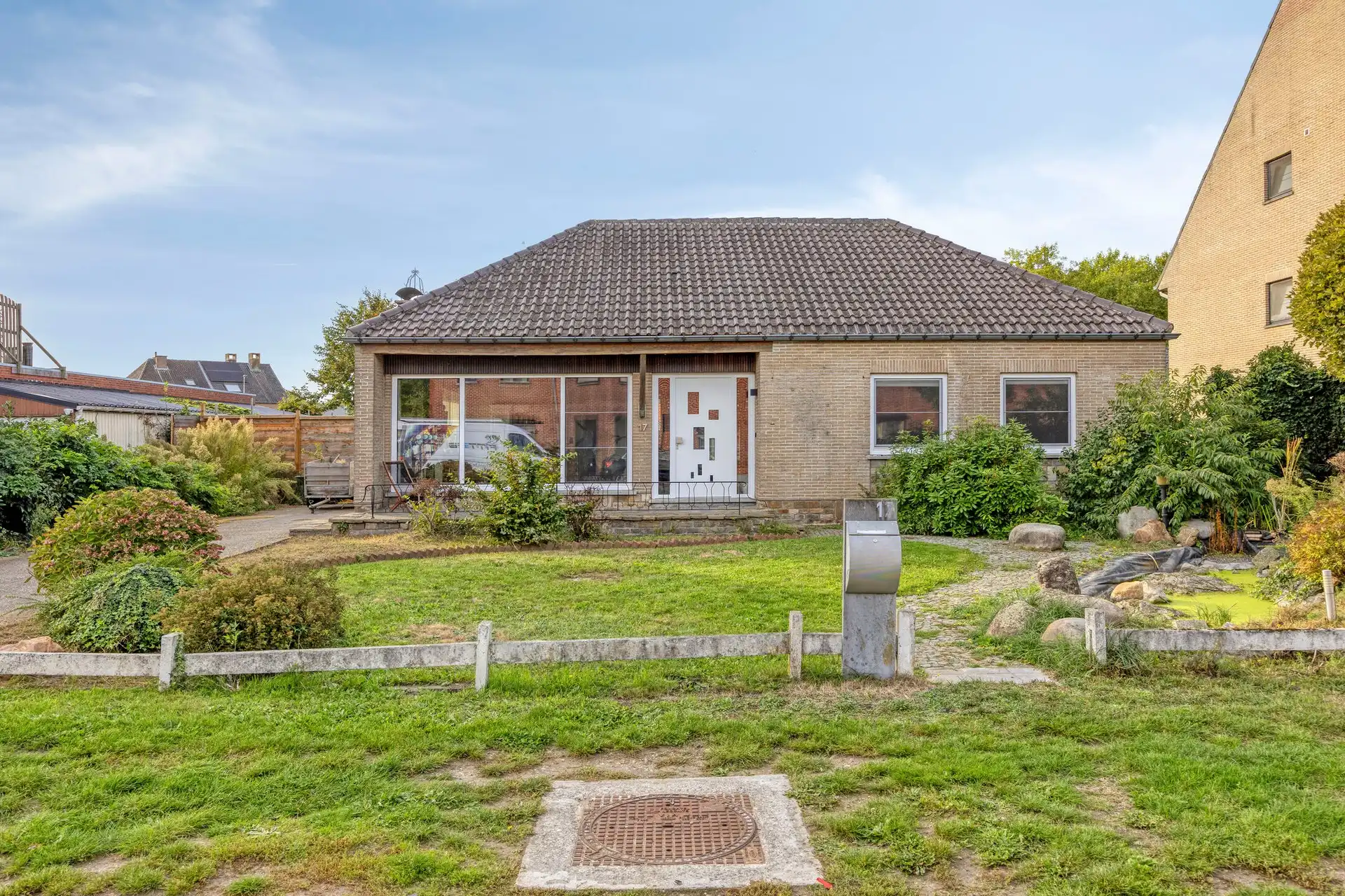 Gelijkvloerse woning met 3 slaapkamers, garage en zuidwestgerichte tuin foto {{pictureIndex}}
