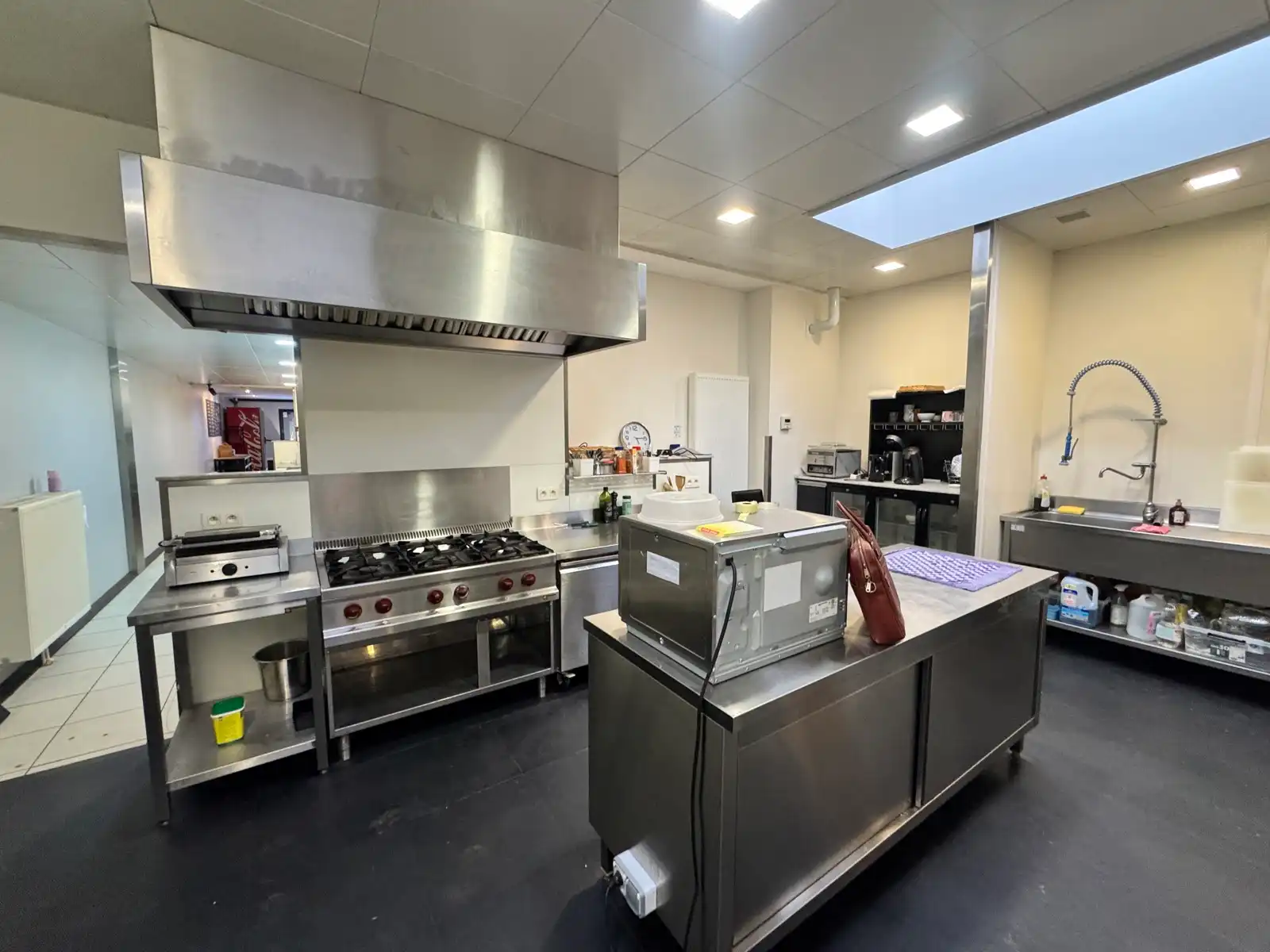 Instapklaar pand 108 m² voor take-away & delivery foto 9