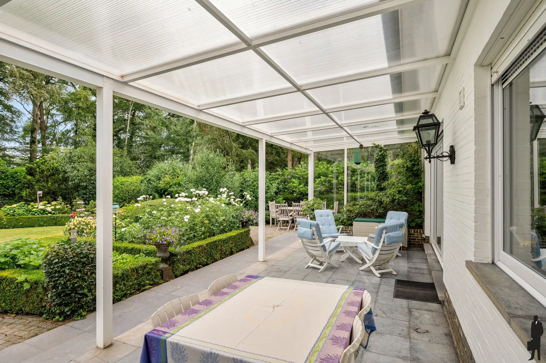 Statige villa op prachtig aangelegd perceel  met 4 slaapkamers en inpandige garage foto 35