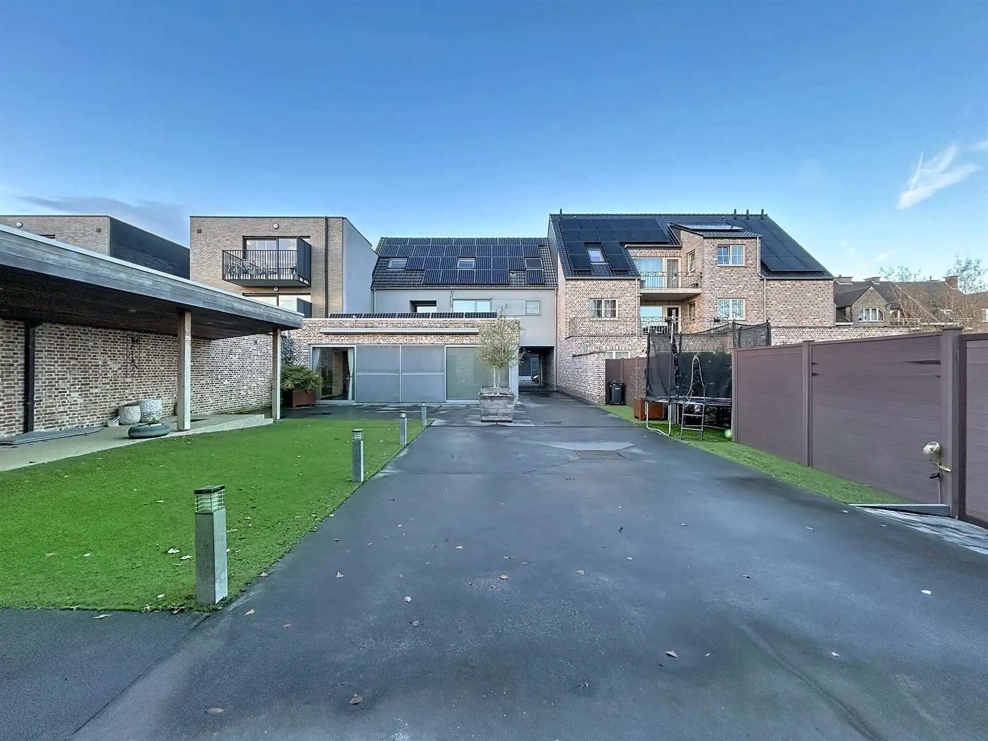 Energiezuinige gezinswoning met 5 slaapkamers, dubbele garage  en bijgebouw op perceel van 511m² foto 2
