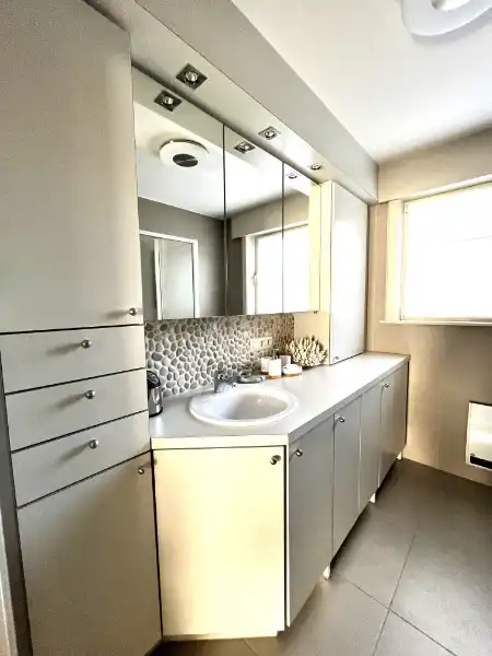 Vernieuwd 2-slaapkamer appartement, met staanplaats en kelderberging foto 7