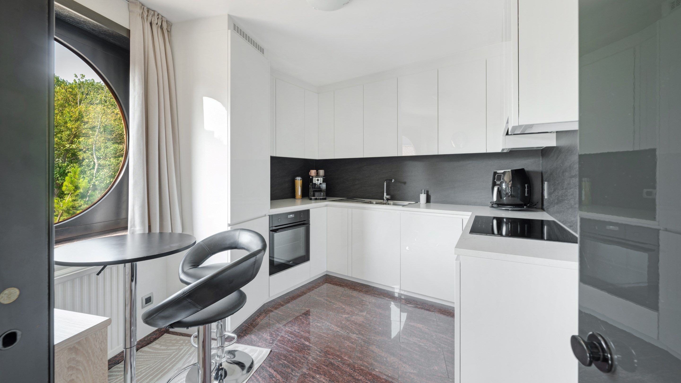 Vernieuwd appartement met parkeerplaats inbegrepen foto 8