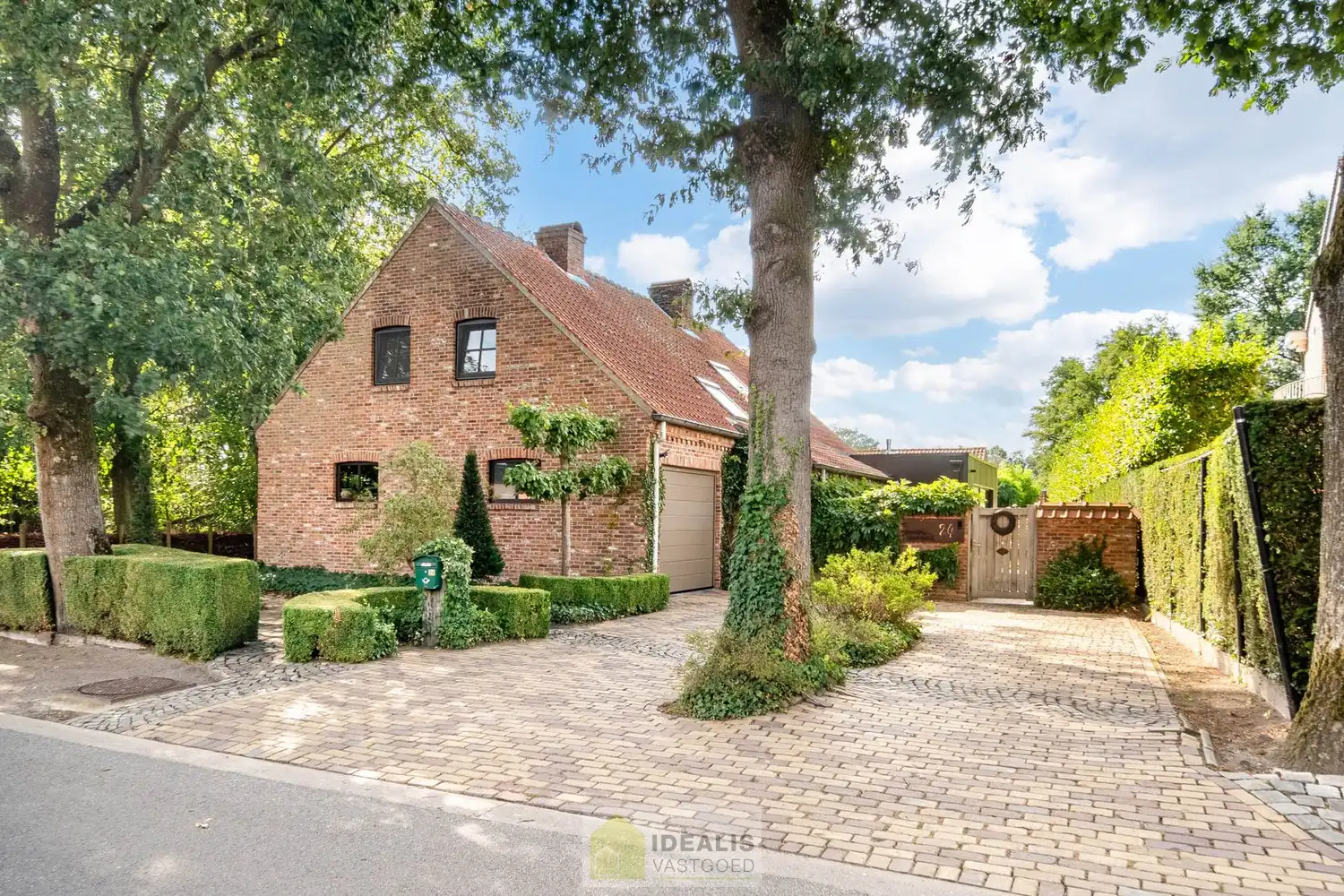IDYLLISCH GELEGEN BIJZONDERE EIGENDOM BESTAANDE UIT RIANT WOONHUIS, APART BEWOONBAAR BIJGEBOUW EN ATELIER OMGEVEN DOOR EEN SCHITTERD AANGELEGDE TUIN EN WEILAND. Het domein is toegankelijk zowel aan de mooie Urnenveldstraat doch ook via een uitzonderlijk mooie oprijlaan toegankelijk langs de boszijde van het perceel. Deze vrijstaande woning, gebouwd in 1986, beschikt over een sfeervolle leefruimte in vol contact met de tuin en biedt een heerlijke atmosfeer dankzij de centraal geplaatste speksteenkachel. Op de verdieping beschikt de woning over slaapkamers en sanitair. Een absolute meerwaarde is het afzonderlijk volledig ingericht bijhuisje, centraal op het perceel, voorzien van alle woonfaciliteiten. Verder is er de mogelijkheid om wonen/werken te combineren via het knap afgewerkte atelier, met vergezicht op het eigen weiland. Geschikt voor kandidaten op zoek naar een ruime en instapklare parel met een idyllische uitstraling! foto {{pictureIndex}}