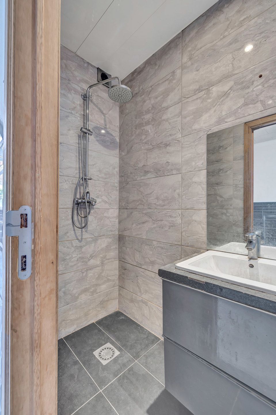 Instapklare handelsruimte met ruim triplex appartement  foto 21