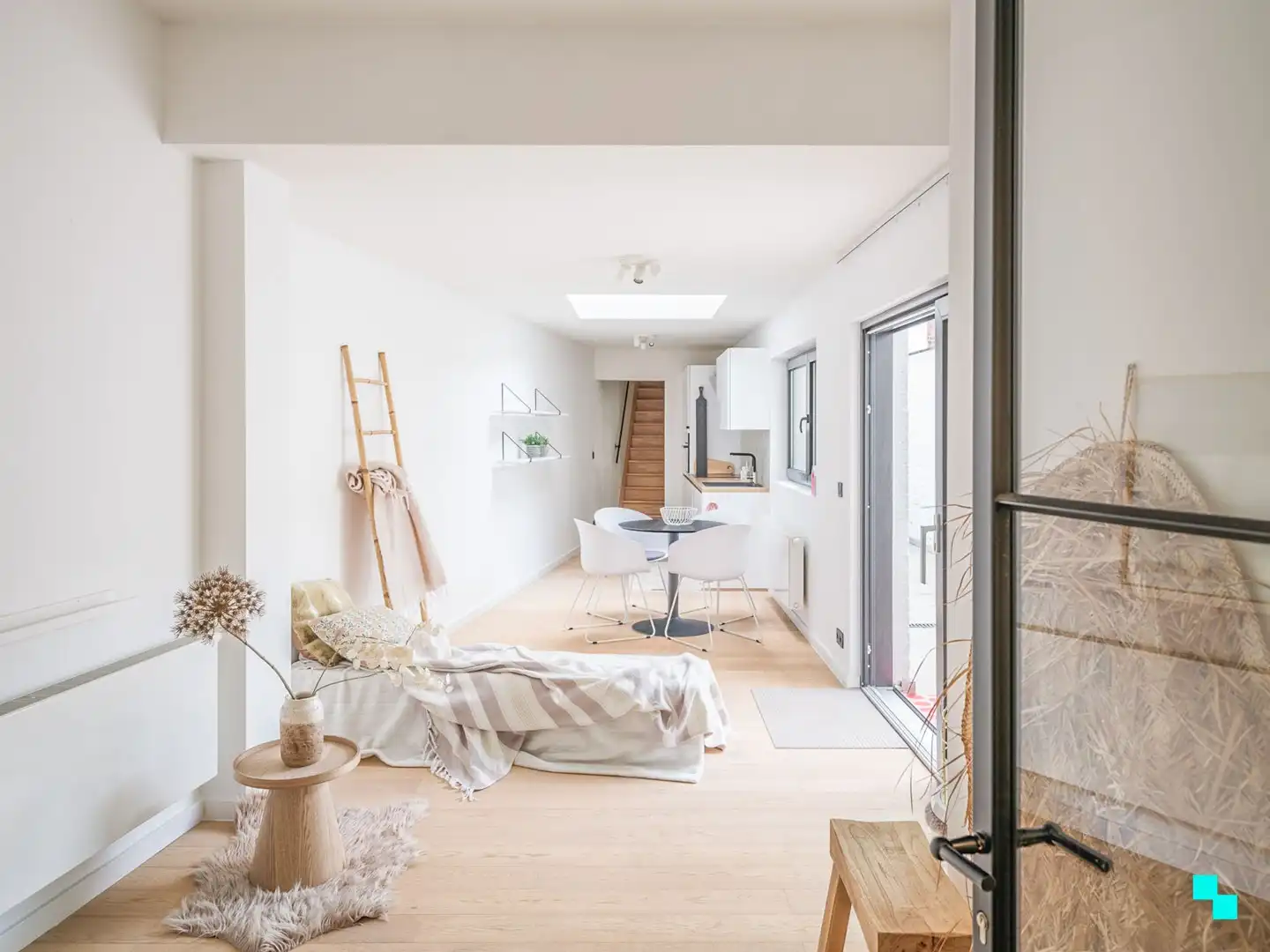 Gerenoveerd appartement met 2 slaapkamers en garage nabij Gent Dampoort foto {{pictureIndex}}