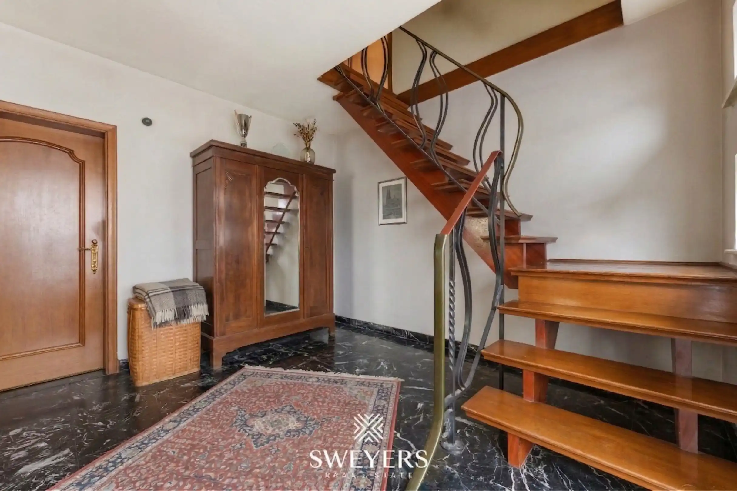 Ruime halfopen bebouwing met 4 slaapkamers en veel renovatiepotentieel op topligging in Hasselt foto 12