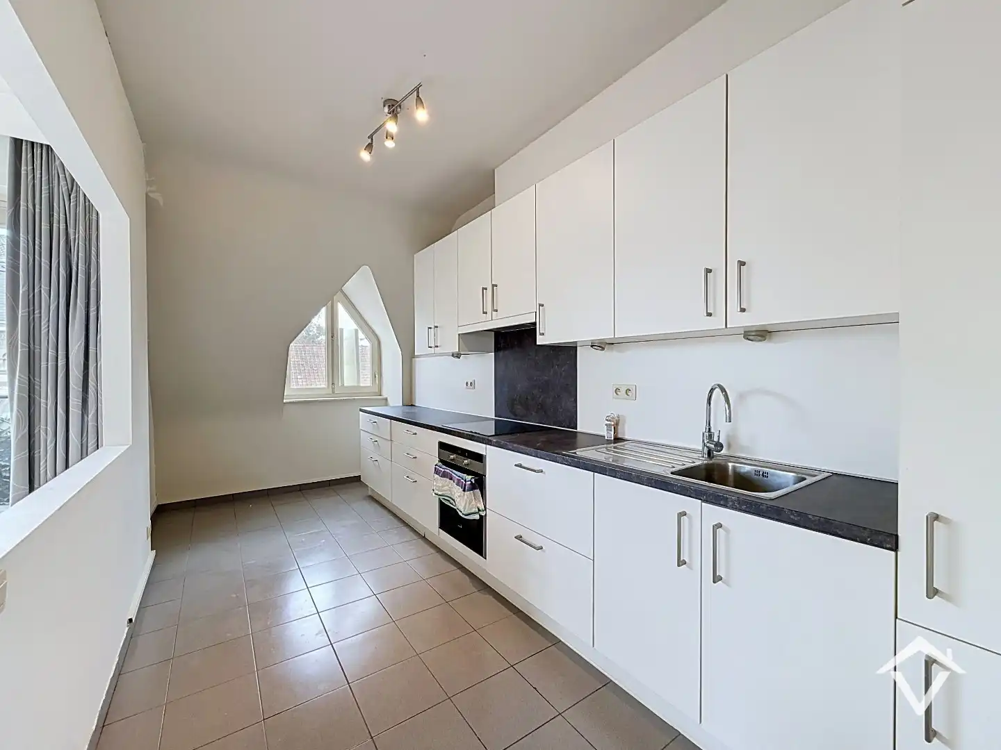 Ruim, gezellig dakappartement (EPC: B) met 3 slaapkamers en warmtepompen in centrum Roeselare  foto 8