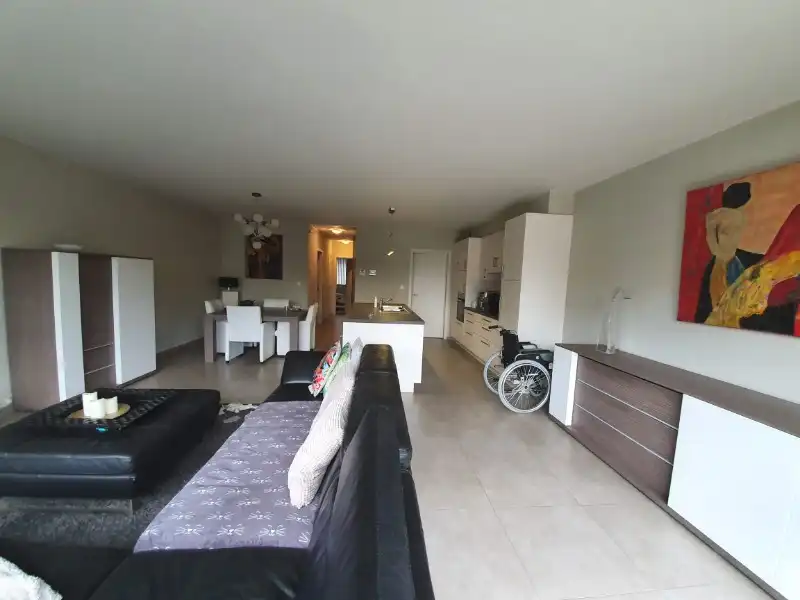 INSTAPKLAAR gelijkvloers recent appartement met privé inkom en carport foto 10