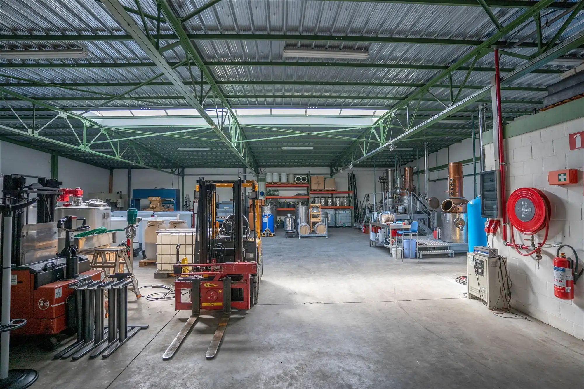 Ruime loods van 400m² met kantoor en parking foto 6