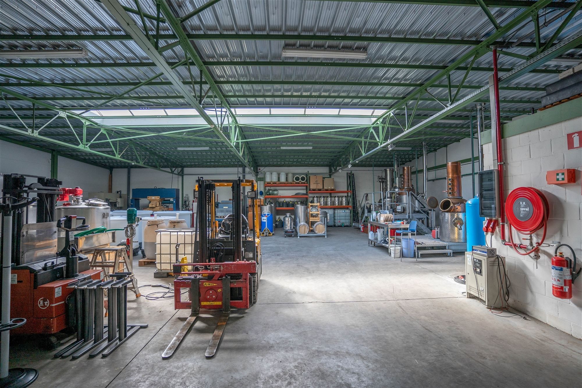 Ruime loods van 400m² met kantoor en parking foto 6