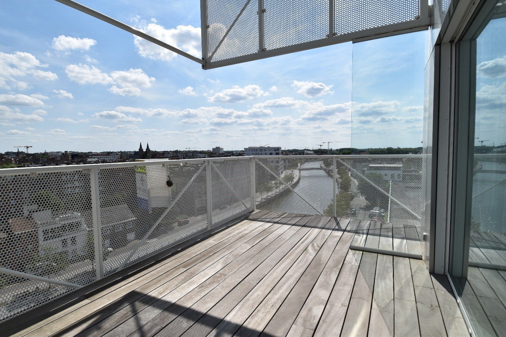 Modern 2-slaapkamer appartement met terras in de K-Tower aan de Leie in Kortrijk foto 12