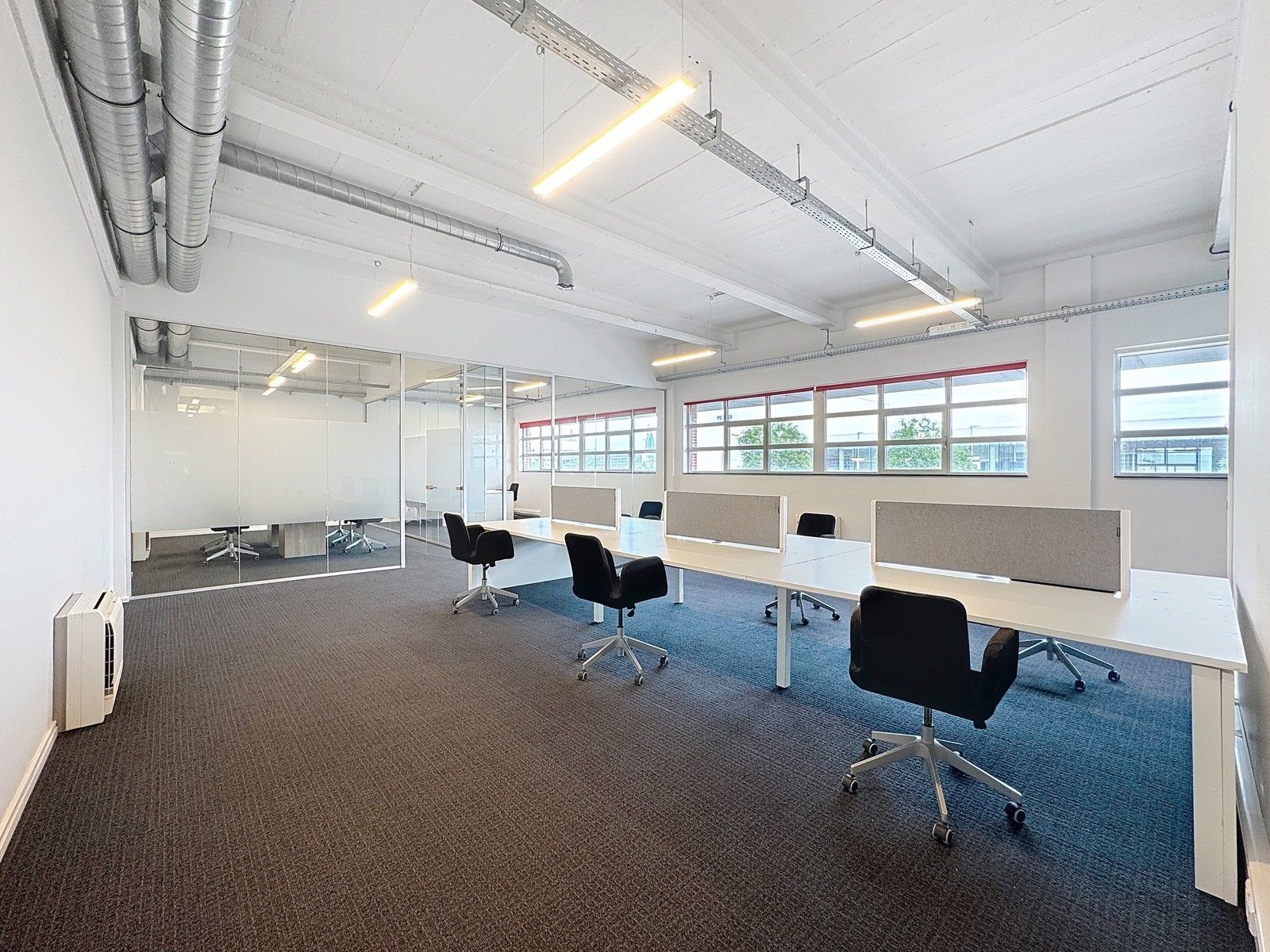 Instapklare KANTOORRUIMTEN (436m²) voorzien van alle comfort (databekabeling, airco,...) en private parkeergelegenheid. Vlot bereikbaar via Expresweg van Brugge! foto 17