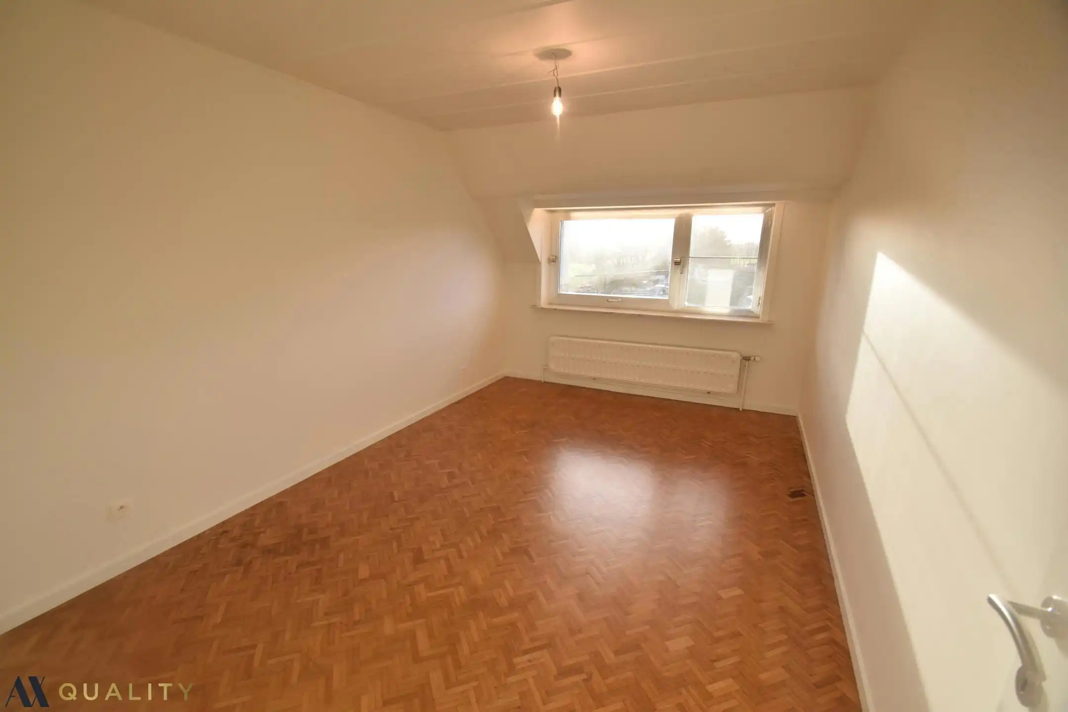 Gerenoveerd 2-slaapkamerappartement met terras (6,5 m²) en balkon,  bergzolder, autostaanplaats en private berging 6,5 m² en 16 m² foto 8